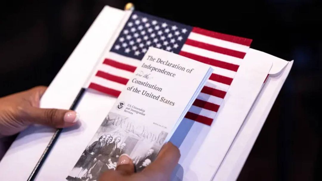 Administración Trump planea revocar la ciudadanía de algunas personas naturalizadas, según informe | ViX