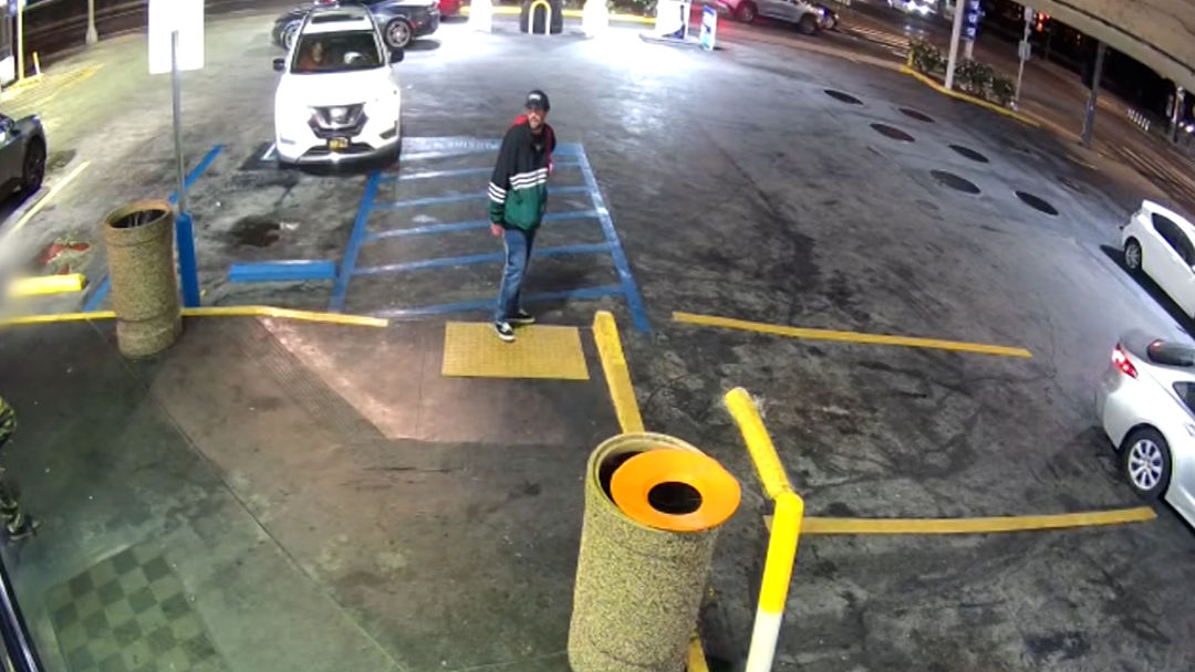 El momento en que Nick Reiner es arrestado tras ser visto en una gasolinera en California | ViX