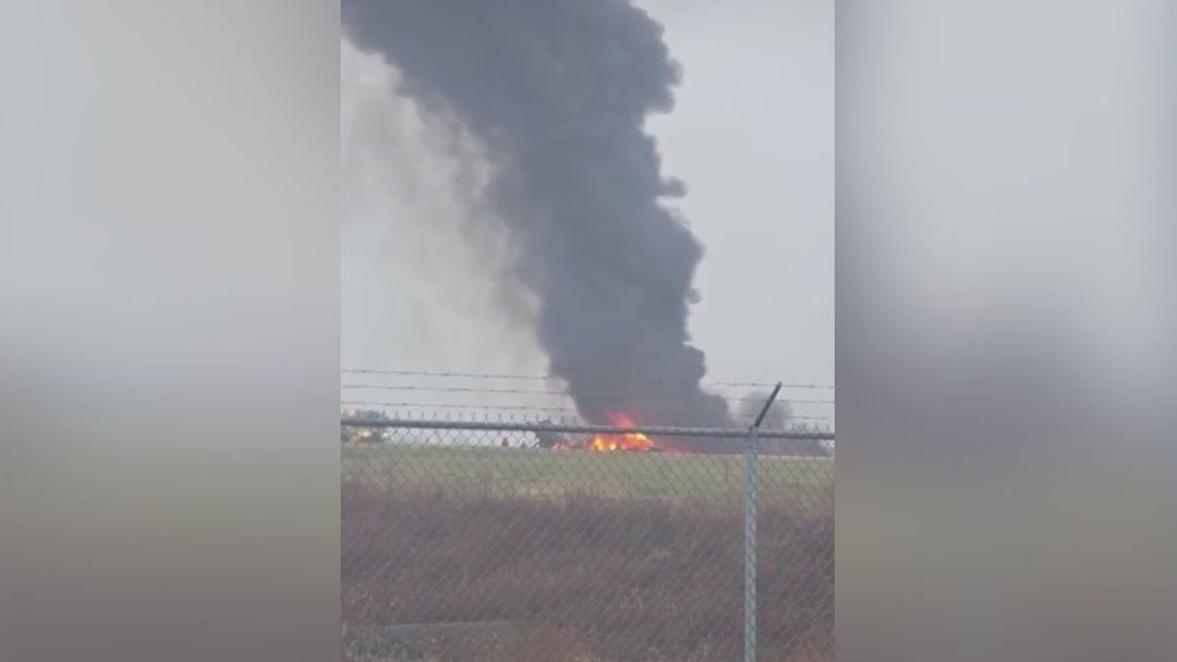 Un avión privado se estrella en un aeropuerto de Carolina del Norte: reportan varios muertos | ViX