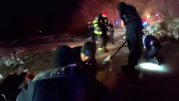 El dramático rescate de tres personas que cayeron a un estanque congelado en Illinois