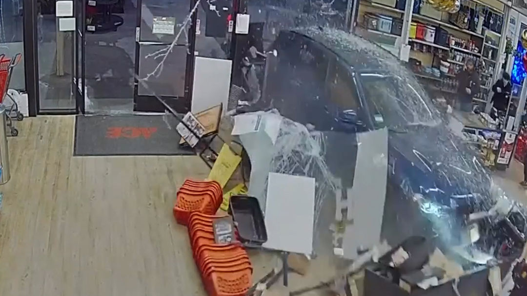 Un coche se estrella contra una ferretería: casi mata a un empleado y provoca un incendio | ViX