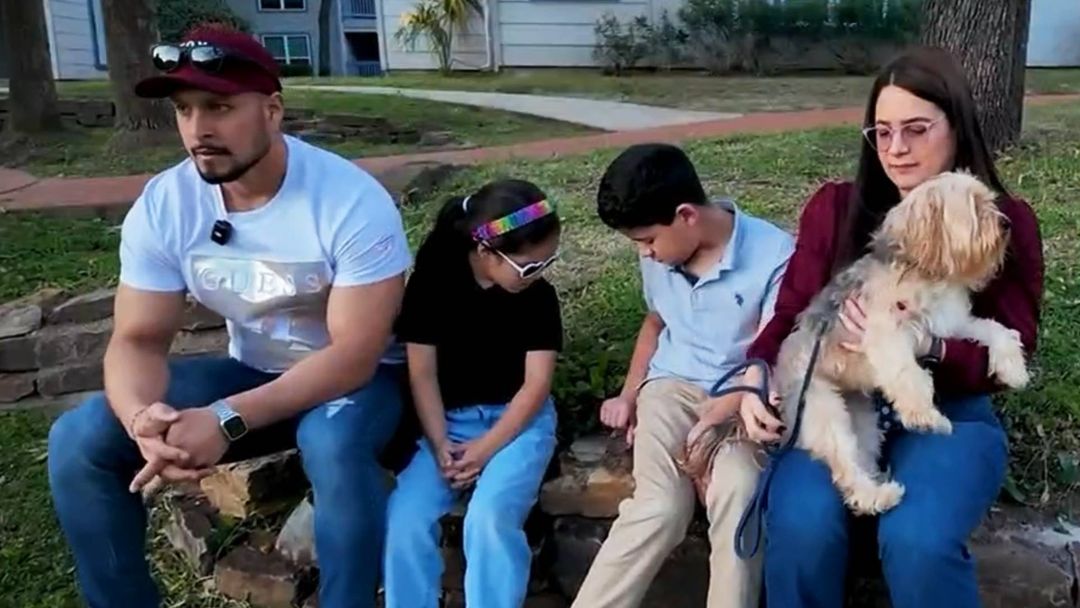 Así es la nueva vida de una familia hispana que vivió una travesía con su mascota para llegar a EEUU | ViX