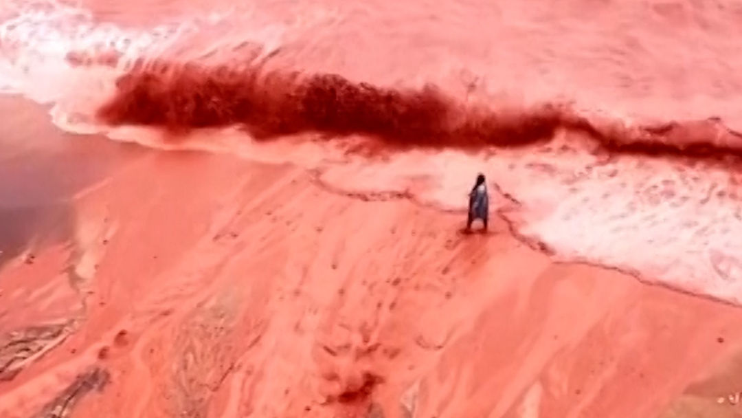 ¿Por qué este mar se tiñe de rojo? El fenómeno atrae a turistas de todo el mundo | ViX