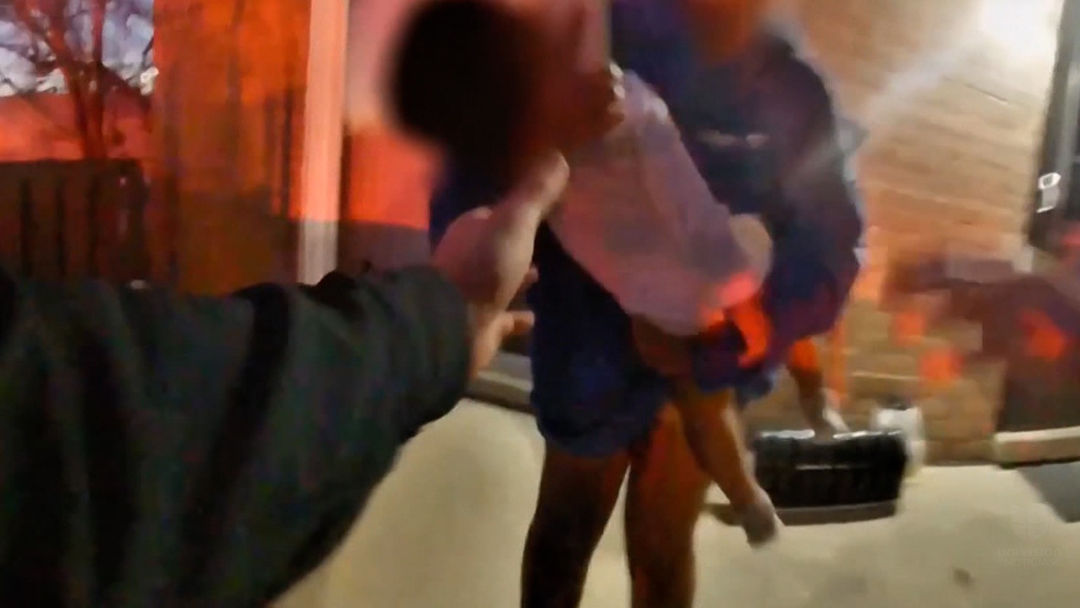 En video: El momento en el que un policía salva a un bebé que no respiraba | ViX