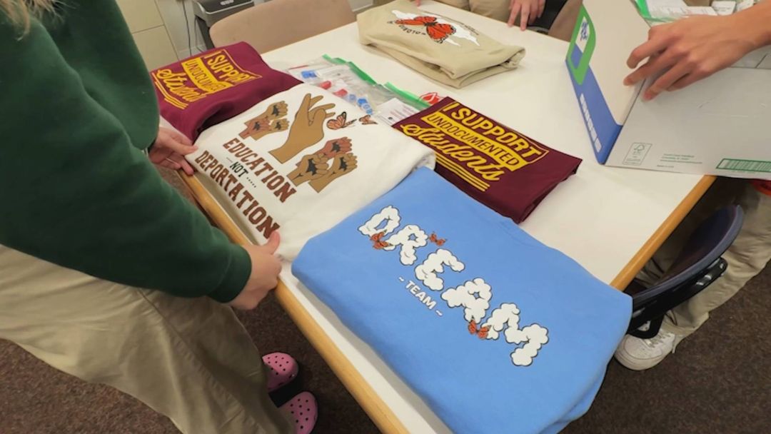 Estudiantes venden sudaderas para ayudar económicamente a compañeros afectados por redadas de ICE | ViX