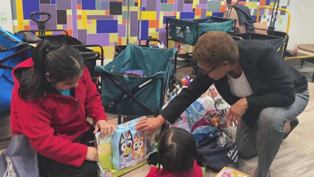 Alcaldesa de Los Ángeles crea fondo para llevar regalos de Navidad a las familias inmigrantes | ViX