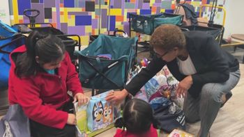 Alcaldesa de Los Ángeles crea fondo para llevar regalos de Navidad a las familias inmigrantes