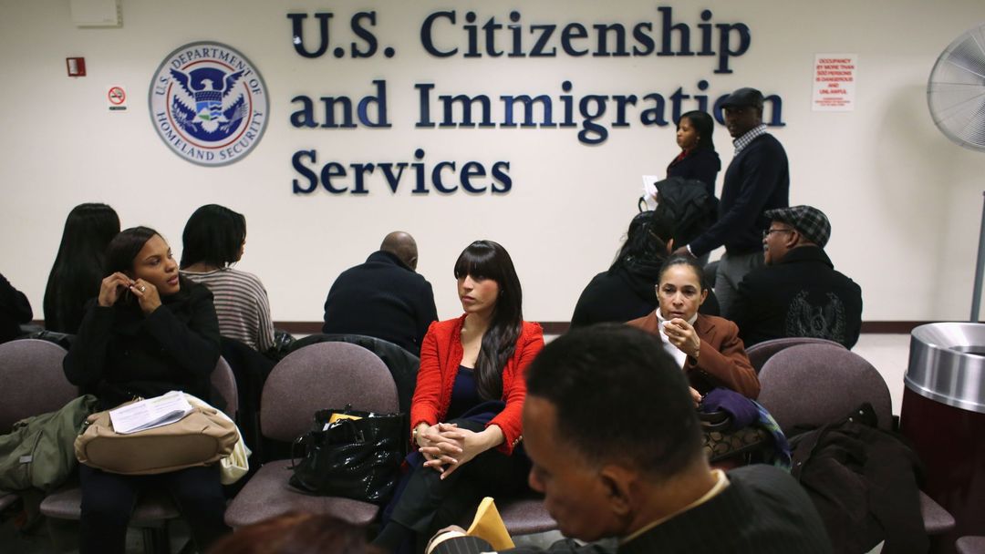 ¿Por qué el gobierno de Trump está enviando cartas de cobro a patrocinadores de inmigrantes? | ViX