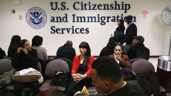 ¿Por qué el gobierno de Trump está enviando cartas de cobro a patrocinadores de inmigrantes?