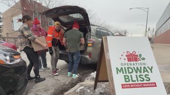 Entregan cajas de comida a familias de inmigrantes detenidos en operativos migratorios en Chicago