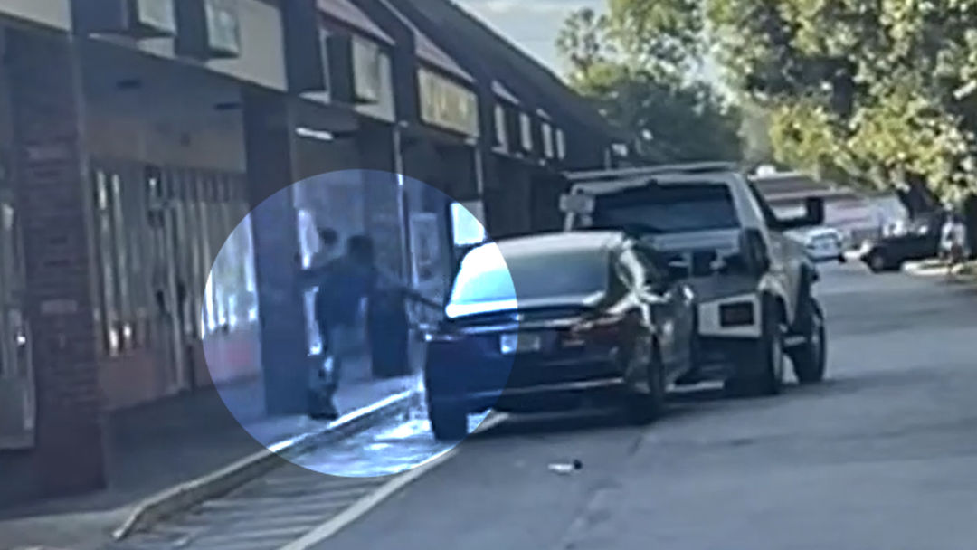 El momento en que un hombre angustiado mira cómo una grúa se lleva su auto con su hija pequeña dentro | ViX