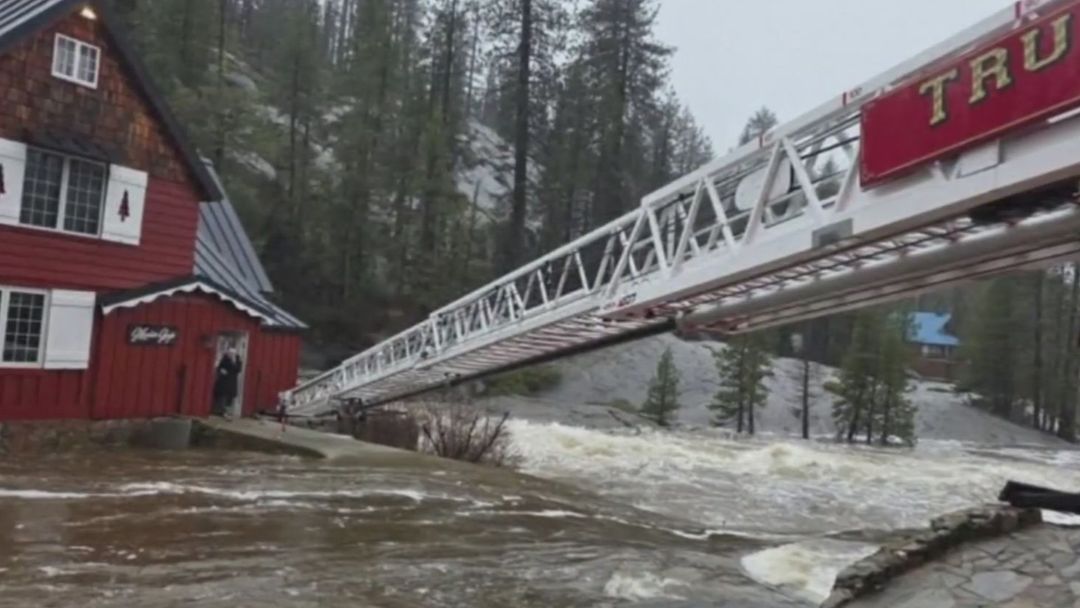 Inundaciones repentinas causan estragos en California: al menos una persona murió | ViX