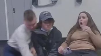 El momento en que un sospechoso de robo intenta dispararle a un policía: la pistola se bloqueó