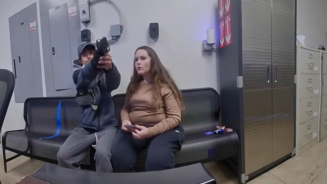 Graban a un hombre apuntando con un arma al agente de seguridad de Walmart | ViX