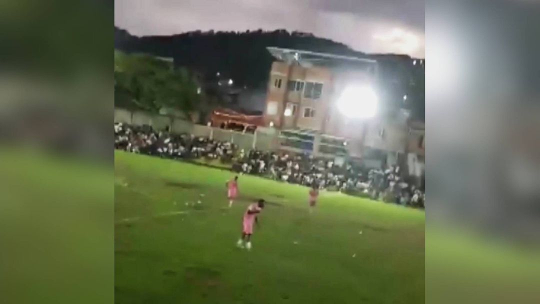 Balacera de un grupo guerrillero desata el pánico durante un partido de fútbol de niños | ViX