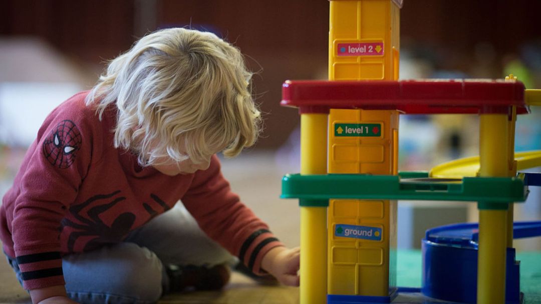 Miedo a las redadas reduce el personal en guarderías y obliga a miles de madres a dejar sus empleos | ViX