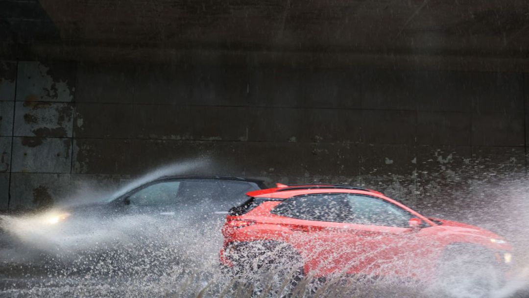 ¿Viajarás por carretera en Navidad? Claves para conducir bajo la lluvia y evitar accidentes | ViX