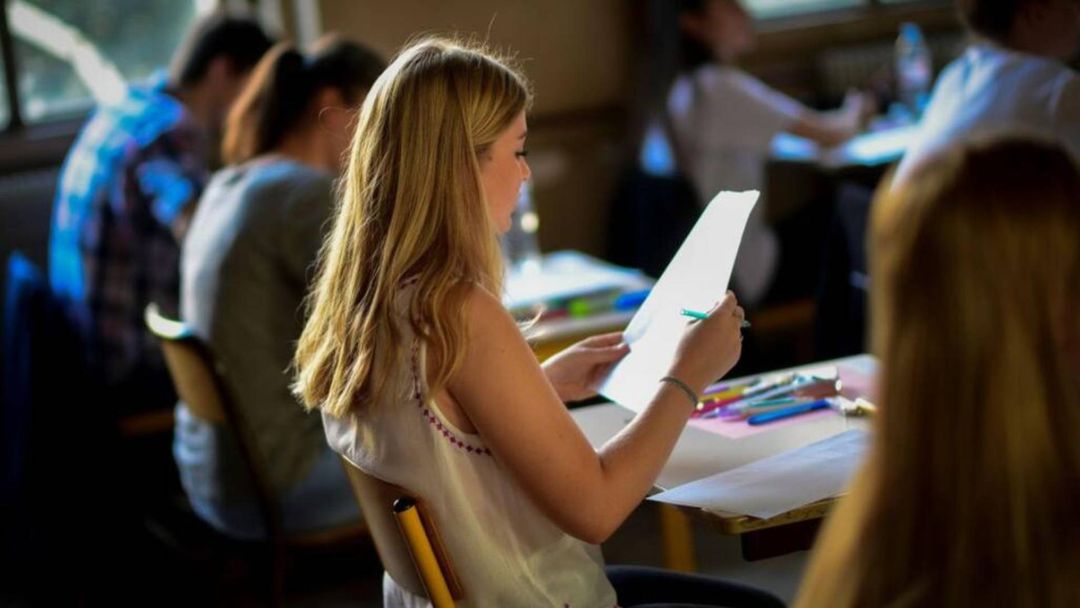 Gobierno de Trump embargará salarios de personas atrasadas en pagos de préstamos estudiantiles | ViX