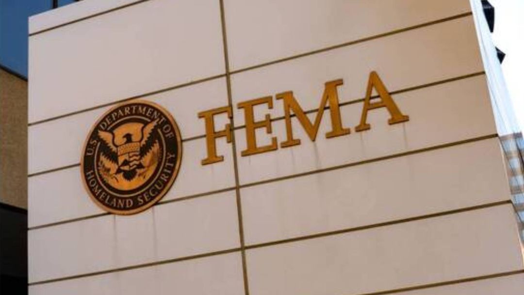 Jueza ordena restituir fondos de emergencia a estados demócratas: resumen de las noticias del día | ViX