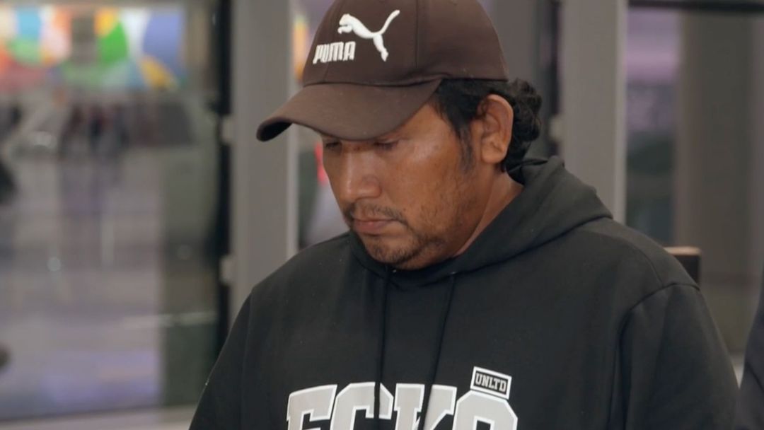 Padre del niño que murió en accidente aéreo en Texas llega a Houston para reclamar su cuerpo | ViX