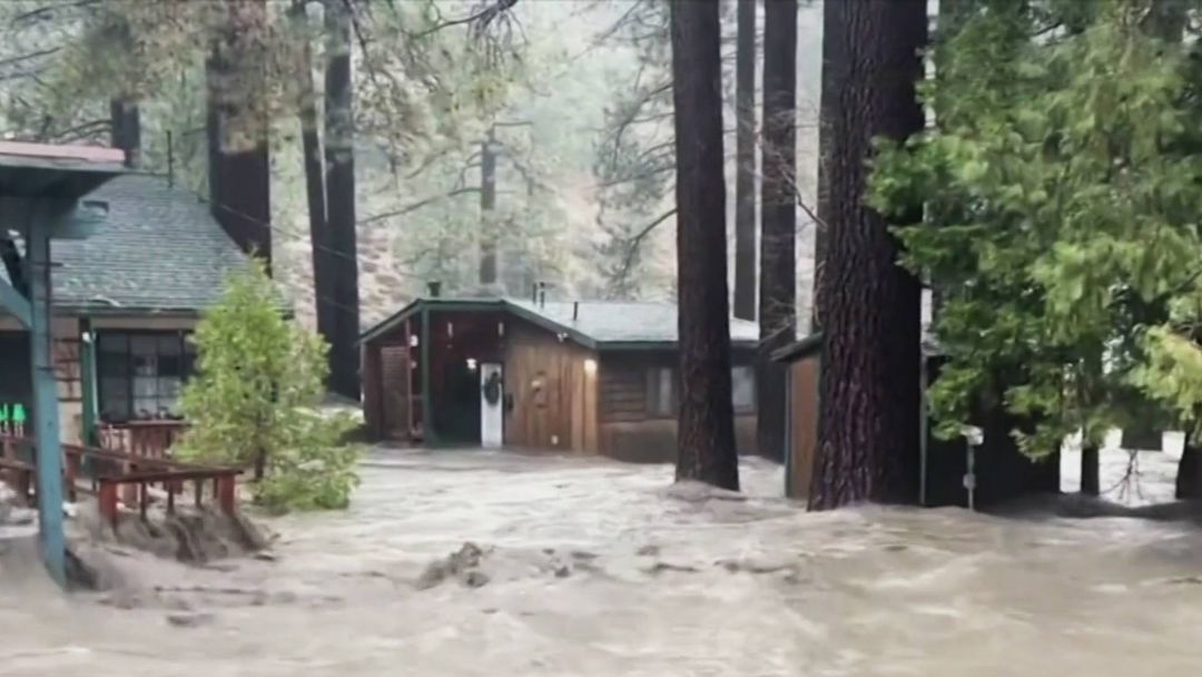 Imágenes del azote de una poderosa tormenta en California: reportan muertes, accidentes y rescates | ViX