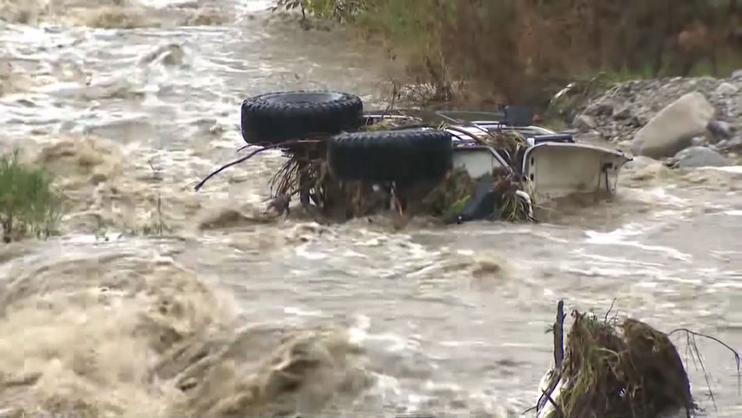 Nieve, lluvias torrenciales y fuertes vientos: otra tormenta azota a California en Navidad | ViX