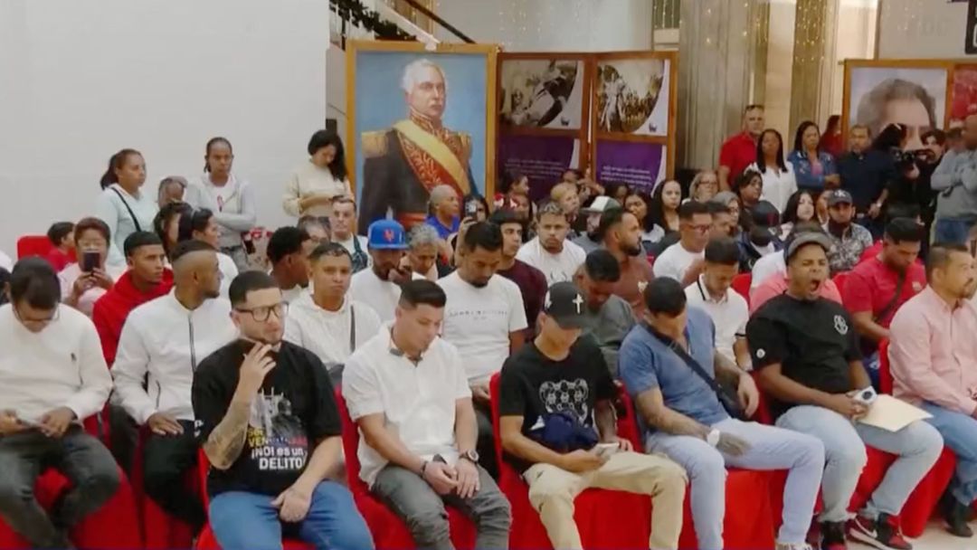 Venezolanos expulsados a El Salvador exigen a EEUU cumplir fallo que ordena darles el debido proceso | ViX