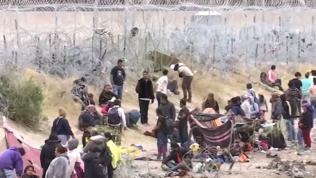 Inmigrantes pasan la Navidad varados en México, lejos de casa y sin opciones para llegar a EEUU | ViX