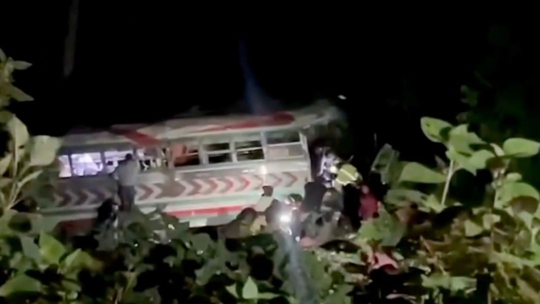 Tragedia en Guatemala: autobús cae a un barranco y deja al menos 15 muertos, entre ellos una niña | ViX