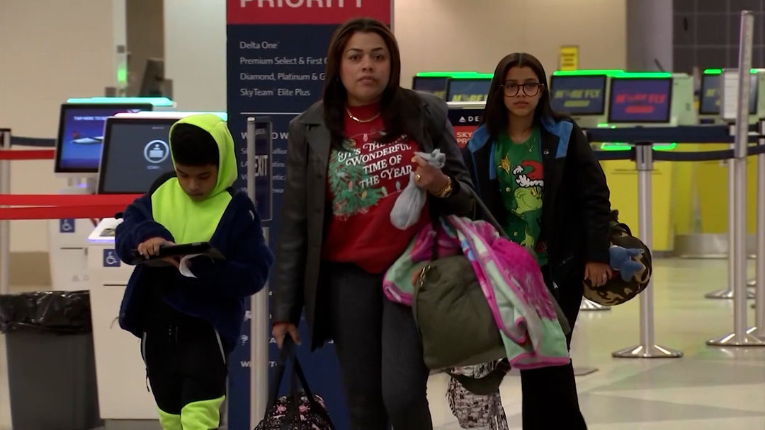 Pasajeros intentan volver a casa en medio de retrasos y cancelaciones por la tormenta de nieve | ViX