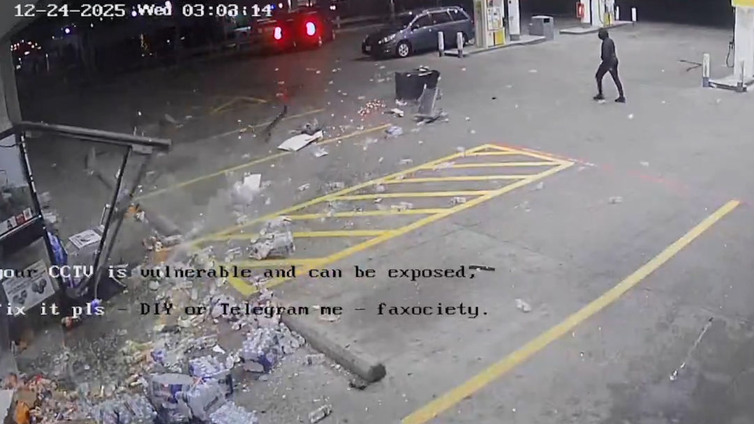 Como de película: enganchan un cajero automático a una camioneta robada y se lo llevan | ViX