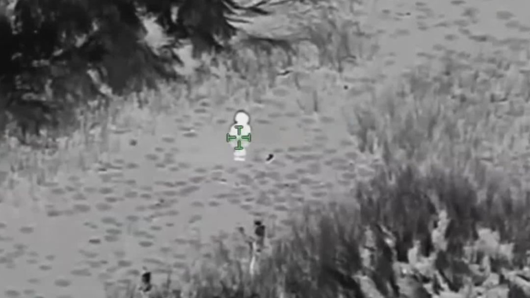 El momento en que un niño de 6 años es rescatado por oficiales tras quedar atrapado en un estanque | ViX