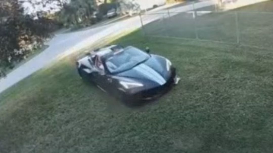 En video: Un Corvette a toda velocidad se sale de la vía y se estrella contra una casa | ViX