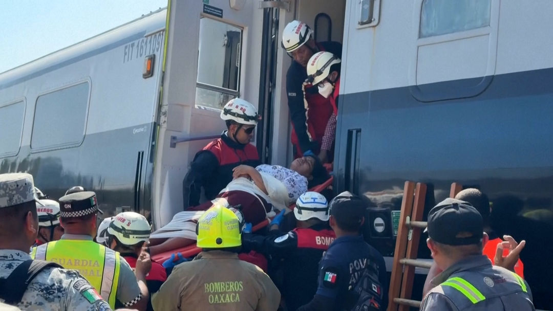 En video: Así rescataron a los heridos y supervivientes del tren descarrilado en México | ViX