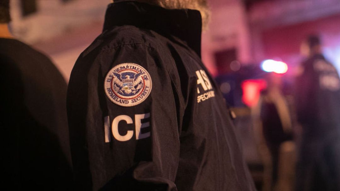 Gobierno Trump prepara campaña multimillonaria para reclutar a miles de agentes migratorios: reporte | ViX