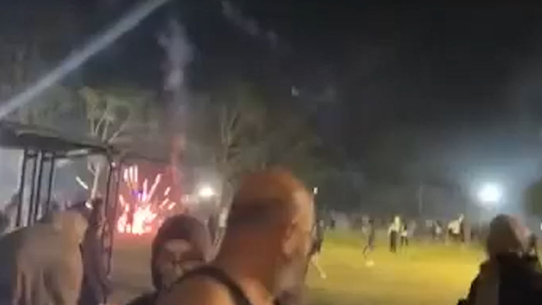 Pirotecnia fuera de control provoca caos en un parque en vísperas de Año Nuevo | ViX