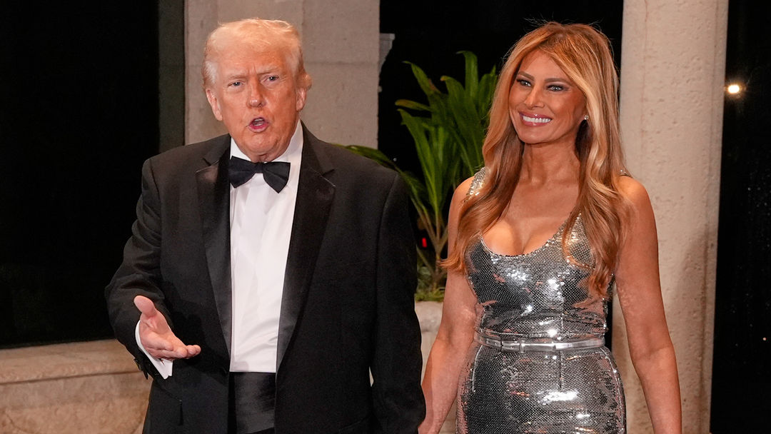 Trump llega con Melania a su fiesta en Mar-a-Lago; este fue su deseo para 2026: “Paz en la Tierra” | ViX