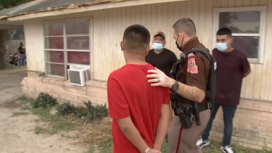 Entra en vigor ley en Texas que obliga a alguaciles a cooperar con ICE: esto debes saber | ViX