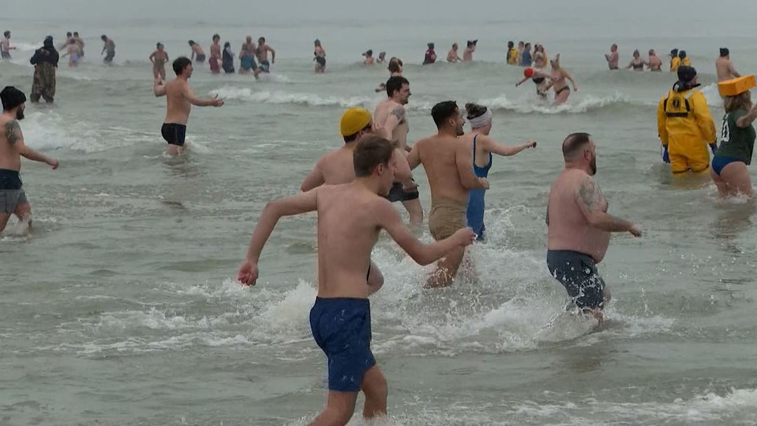 Un nado helado para iniciar el año: cientos se lanzan a las gélidas aguas del lago Michigan | ViX