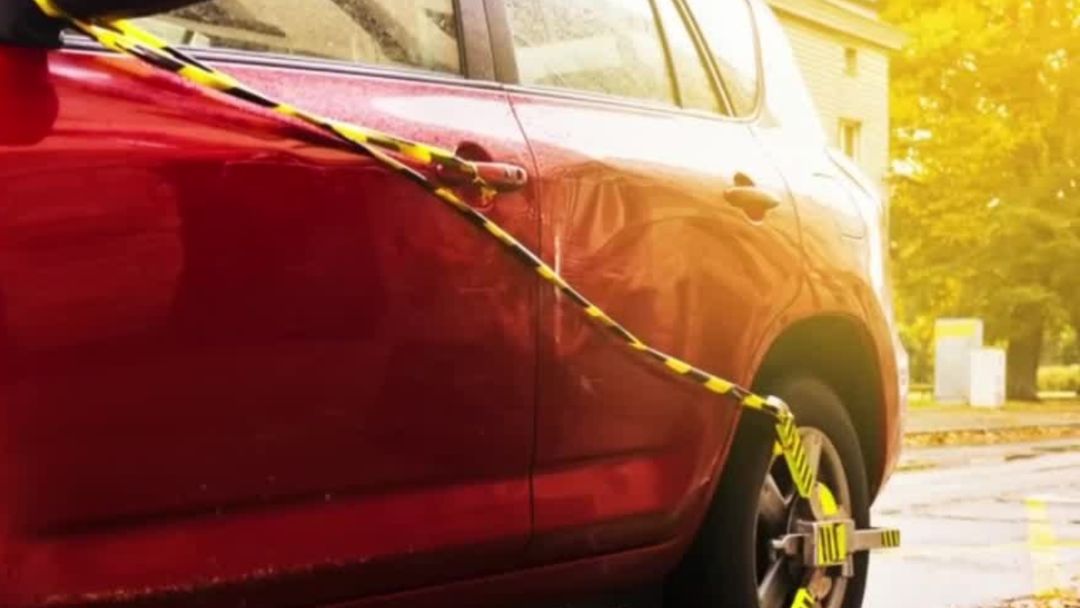 ¿Multas por estacionar en tu propia casa? El caso de una madre en Florida que debe $165,000 | ViX