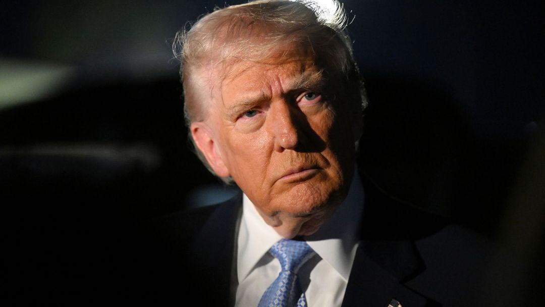 Trump advierte que EEUU "está listo para actuar" si Irán "dispara y asesina" a manifestantes | ViX