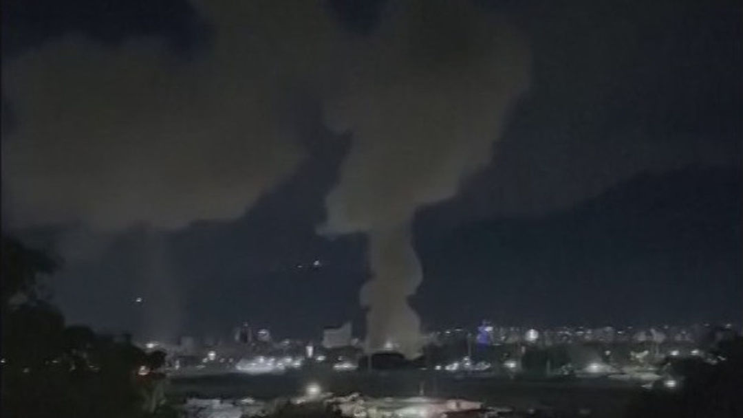 Lo que se sabe hasta el momento de las explosiones y sobrevuelos militares en Caracas, Venezuela | ViX