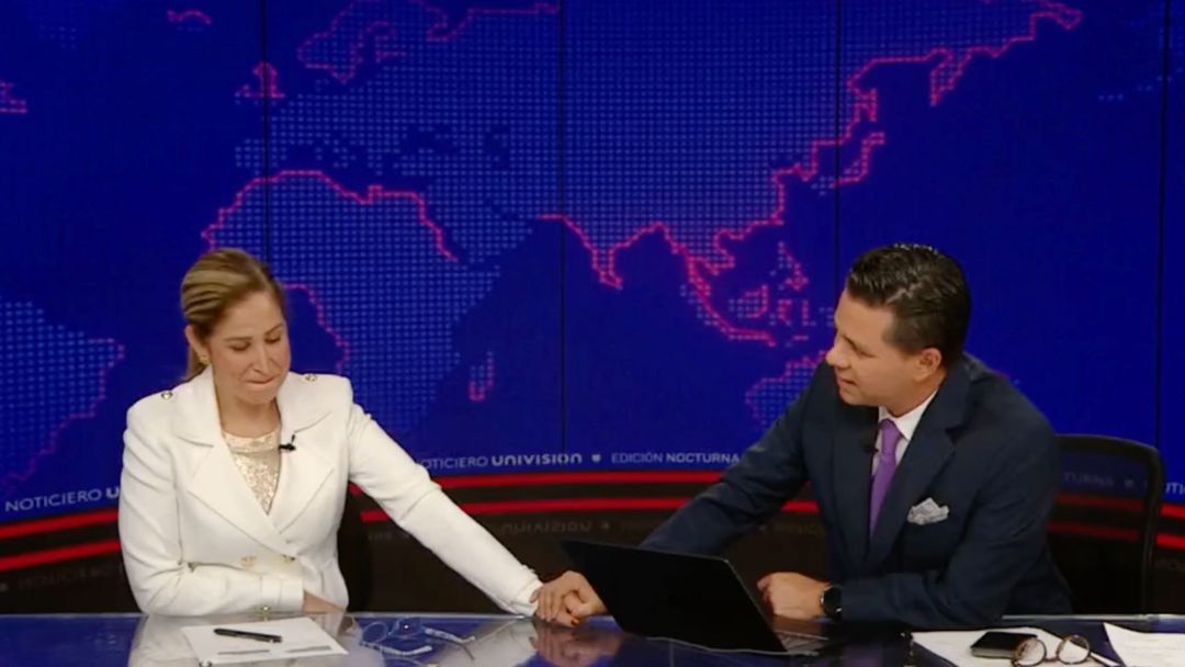 Periodista de Univision rompe en llanto al reportar la captura de Nicolás Maduro | ViX