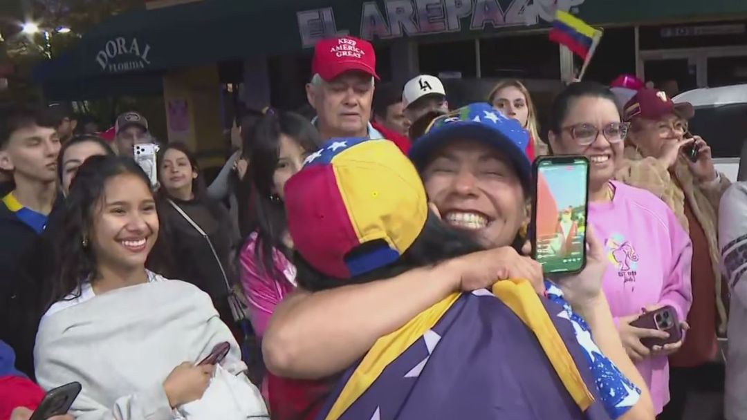 Júbilo, abrazos y lágrimas: venezolanos en el exilio celebran la captura de Maduro y su esposa | ViX