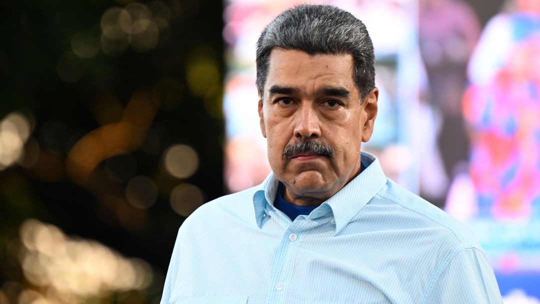 Maduro fue llevado al buque de guerra USS Iwo Jima y es trasladado a Nueva York, asegura Trump | ViX