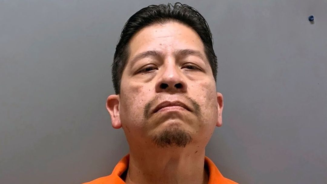 Expolicía escolar de Uvalde se declara inocente de los cargos en su contra por respuesta al tiroteo | ViX