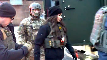 El DHS publica un video de Kristi Noem acompañando a agentes federales en un operativo de migración