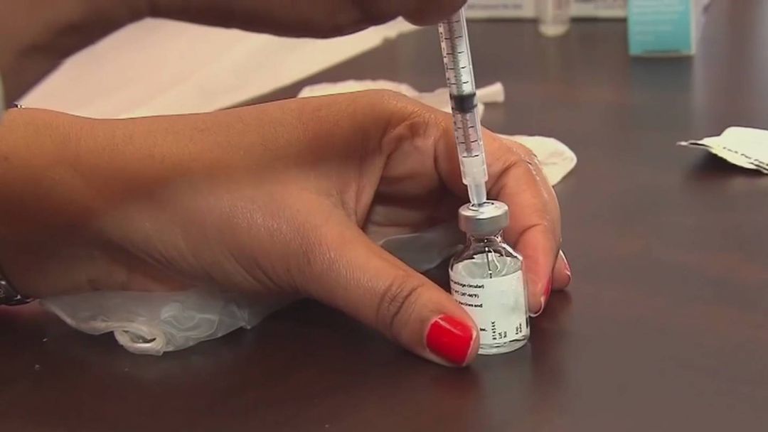 Los CDC reducen el número de vacunas recomendadas para niños: resumen de las noticias del día | ViX