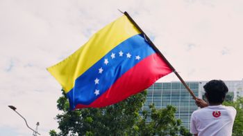 DHS descarta reconsiderar el TPS para los venezolanos pese a intervención militar: análisis