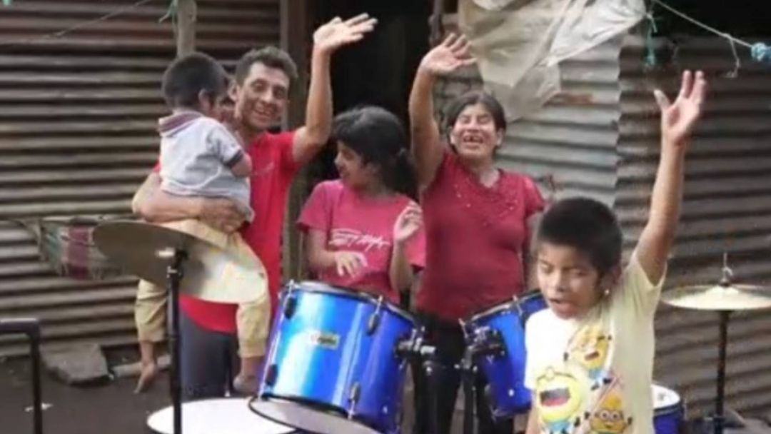 Sueño navideño de madre y sus cuatro hijos ciegos se cumple gracias a televidentes de Primer Impacto | ViX